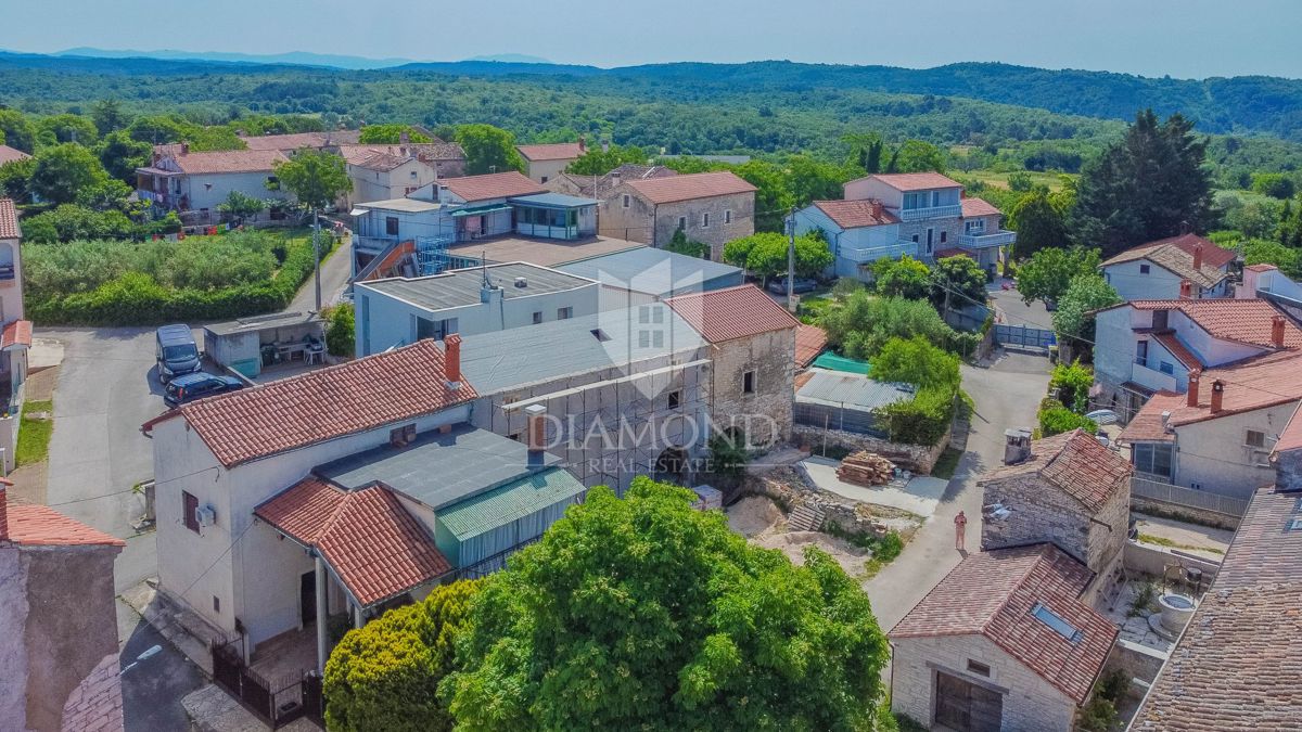 Buje, okolica! Prenovljena hiša s 3 spalnicami!