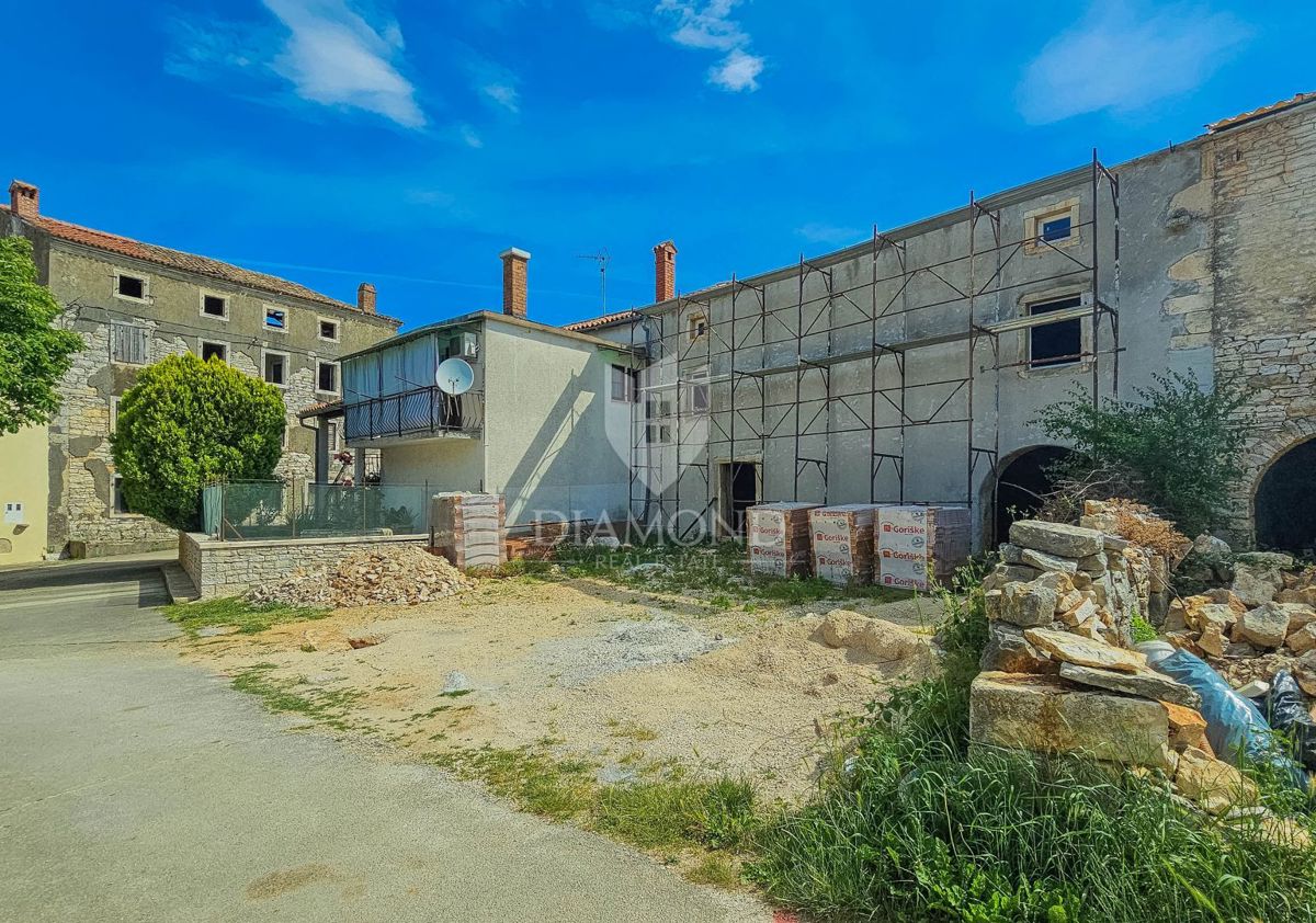 Buje, okolica! Prenovljena hiša s 3 spalnicami!