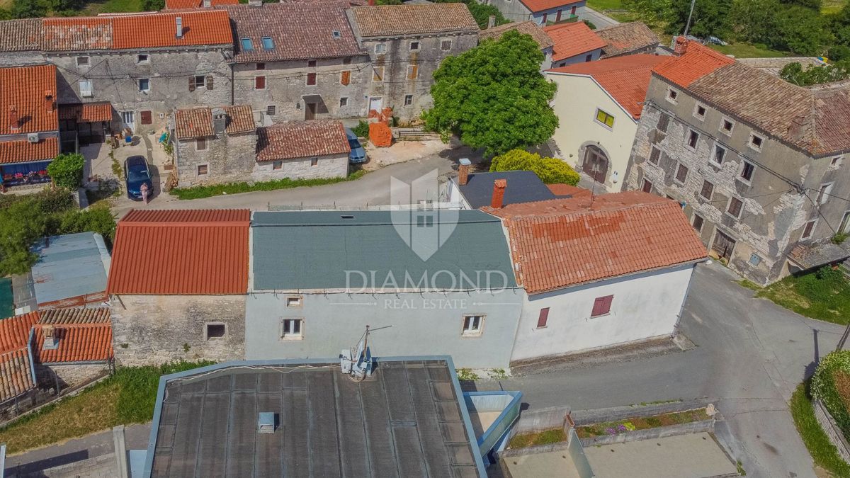 Buje, okolica! Prenovljena hiša s 3 spalnicami!