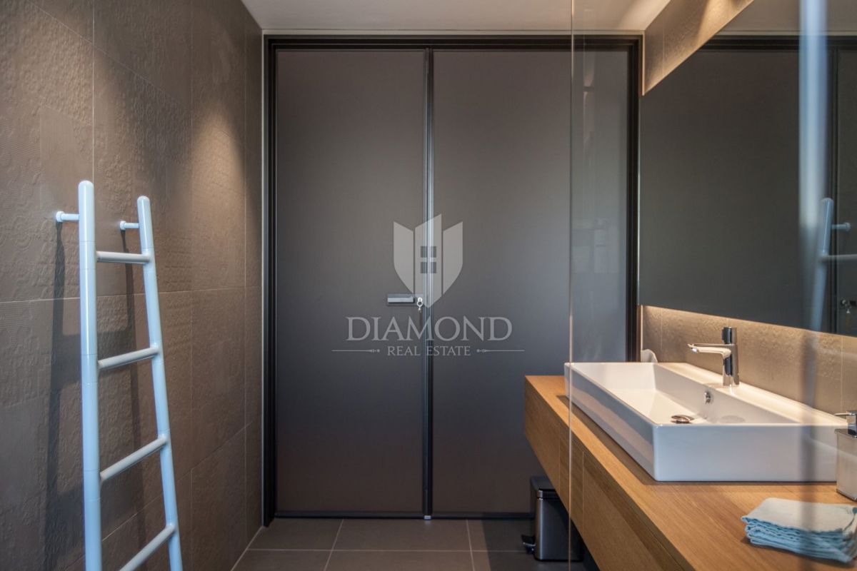 Novigrad, moderno stanovanje 100m2 s čudovitim pogledom na morje!