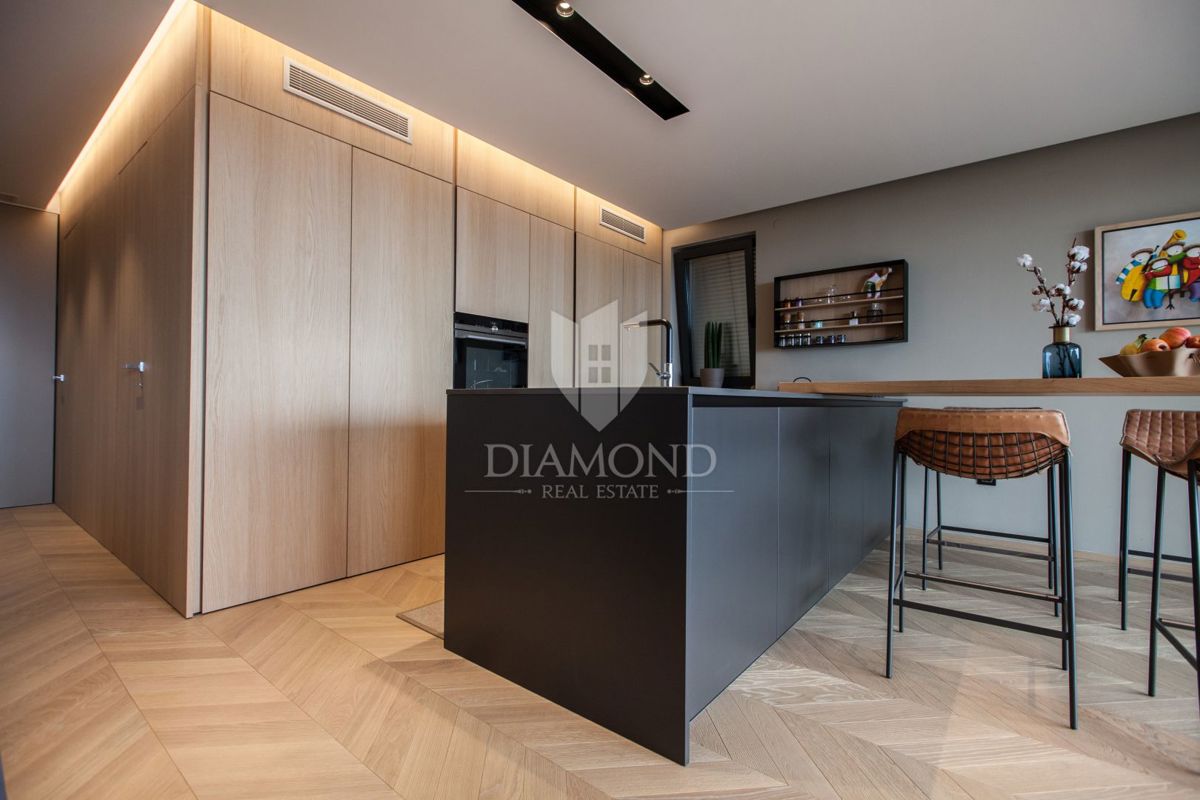 Novigrad, moderno stanovanje 100m2 s čudovitim pogledom na morje!