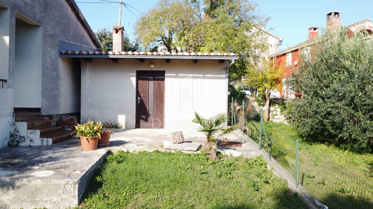 Poreč – Hiša z dvema stanovanjema, dodatnim objektom in dvoriščem