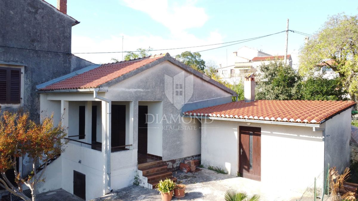 Poreč – Hiša z dvema stanovanjema, dodatnim objektom in dvoriščem