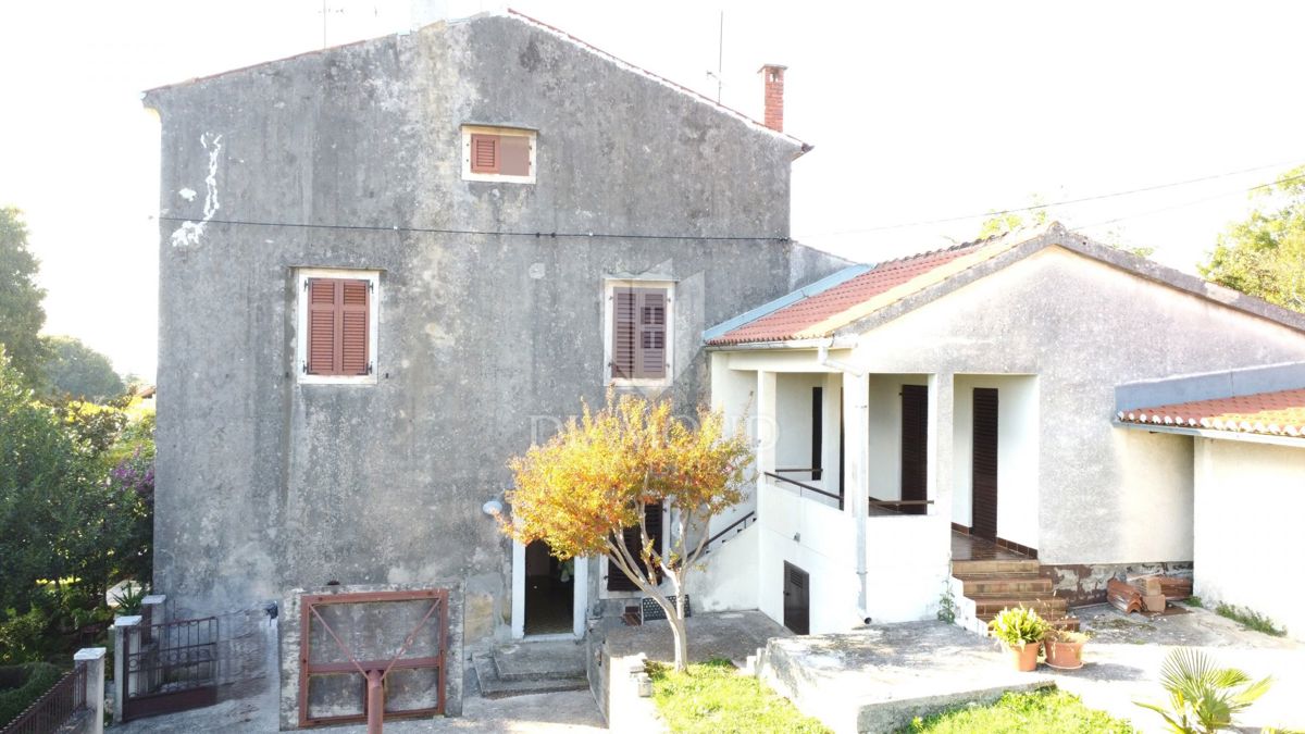 Poreč – Hiša z dvema stanovanjema, dodatnim objektom in dvoriščem