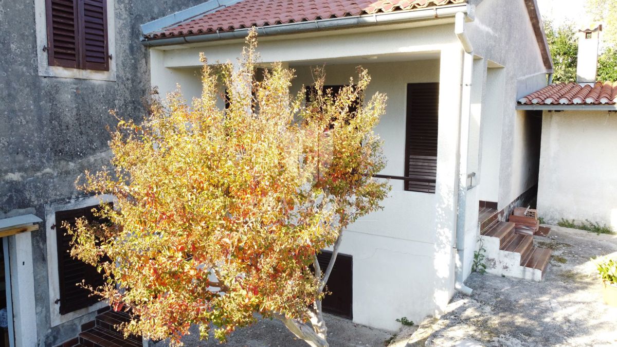 Poreč – Hiša z dvema stanovanjema, dodatnim objektom in dvoriščem
