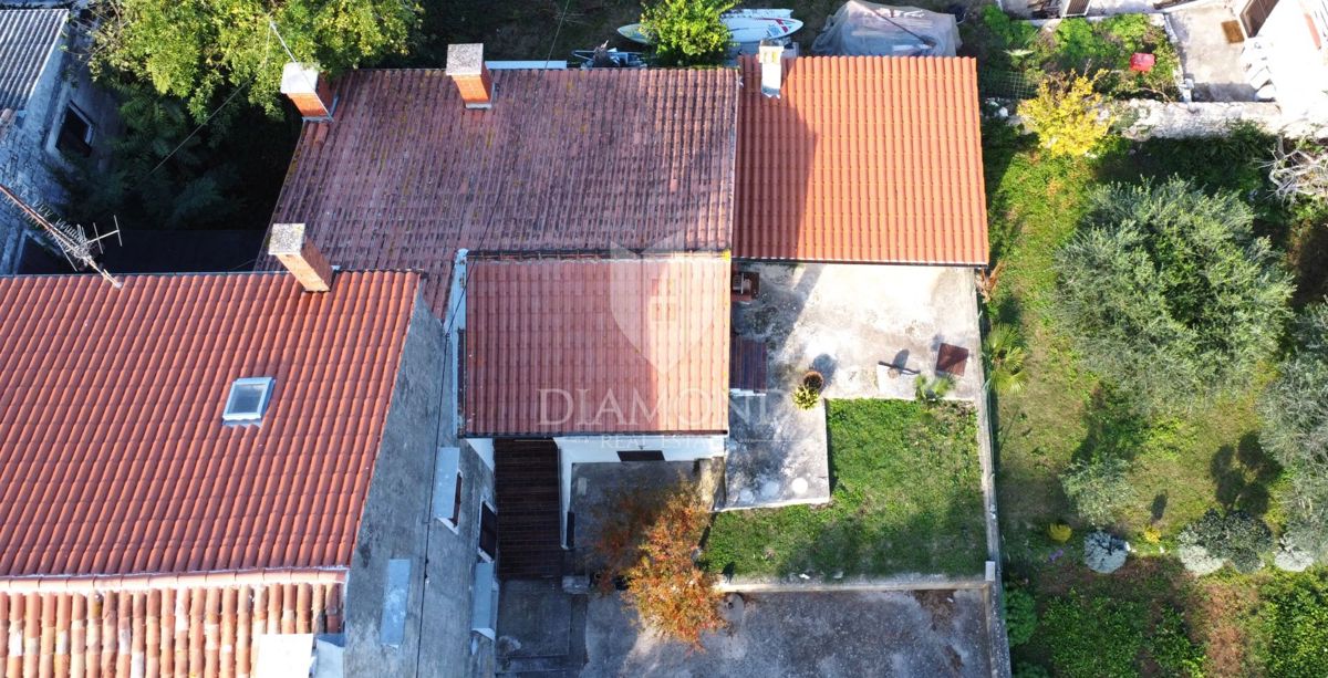 Poreč – Hiša z dvema stanovanjema, dodatnim objektom in dvoriščem