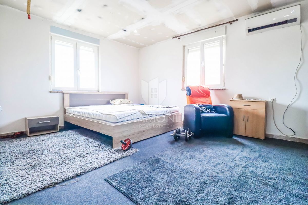 Zagreb, Dugo Selo, hiša s kmetijskim zemljiščem po odlični ceni!