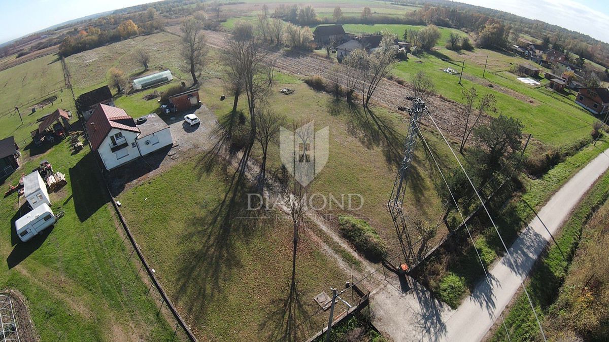 Zagreb, Dugo Selo, hiša s kmetijskim zemljiščem po odlični ceni!