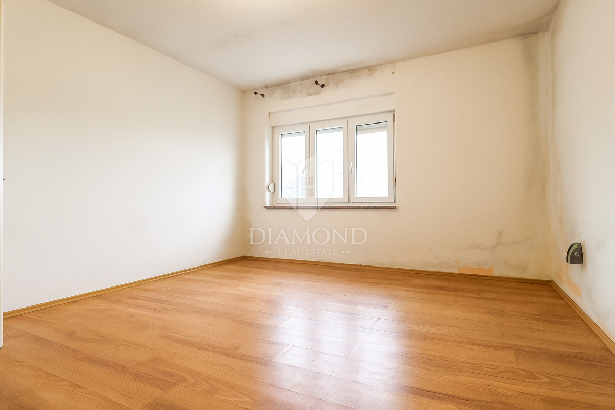 Zagreb, Dugo Selo, hiša s kmetijskim zemljiščem po odlični ceni!