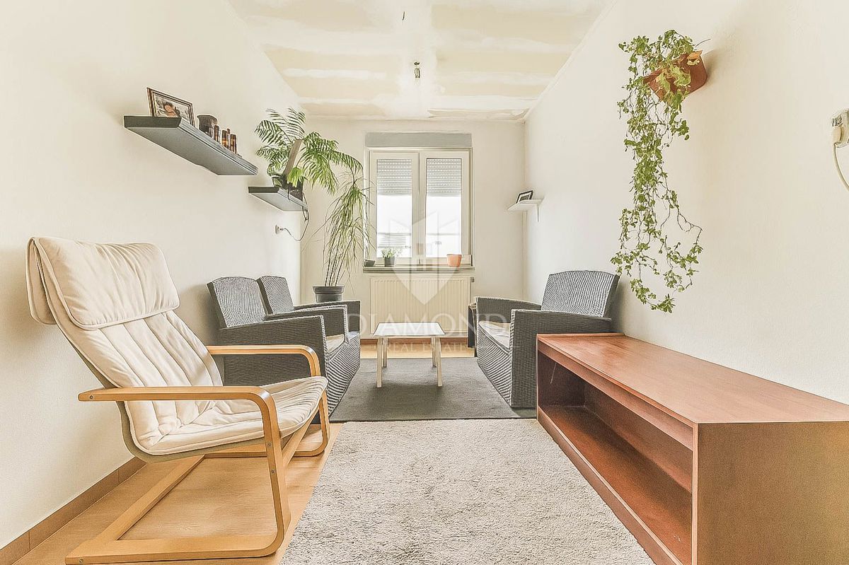 Zagreb, Dugo Selo, hiša s kmetijskim zemljiščem po odlični ceni!