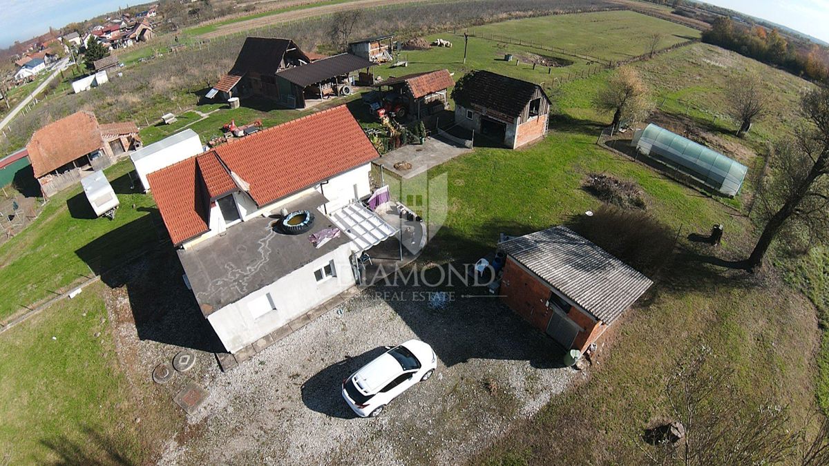 Zagreb, Dugo Selo, hiša s kmetijskim zemljiščem po odlični ceni!