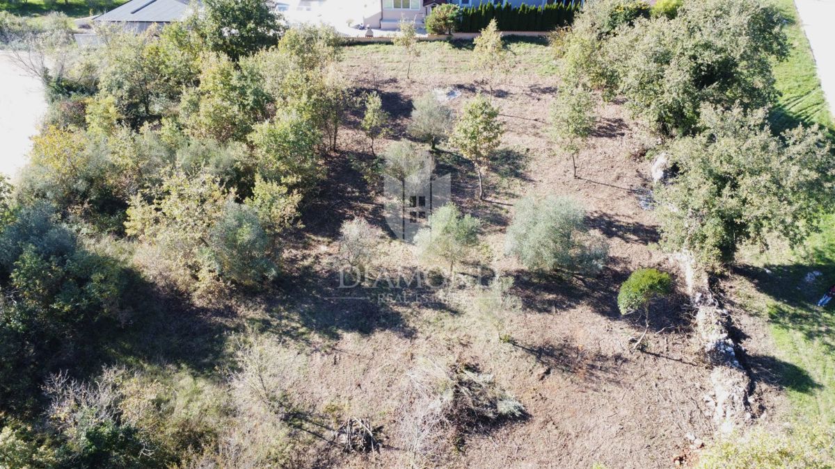 PRILOŽNOST! Poreč – 560 m² zazidljivo zemljišče s pogledom na morje