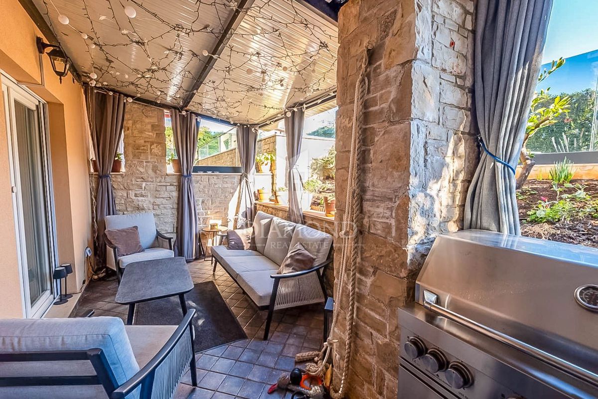 Stanovanje v Medulinu, oaza s teraso in bazenom, 200 m od morja