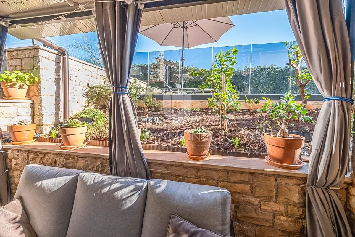 Stanovanje v Medulinu, oaza s teraso in bazenom, 200 m od morja