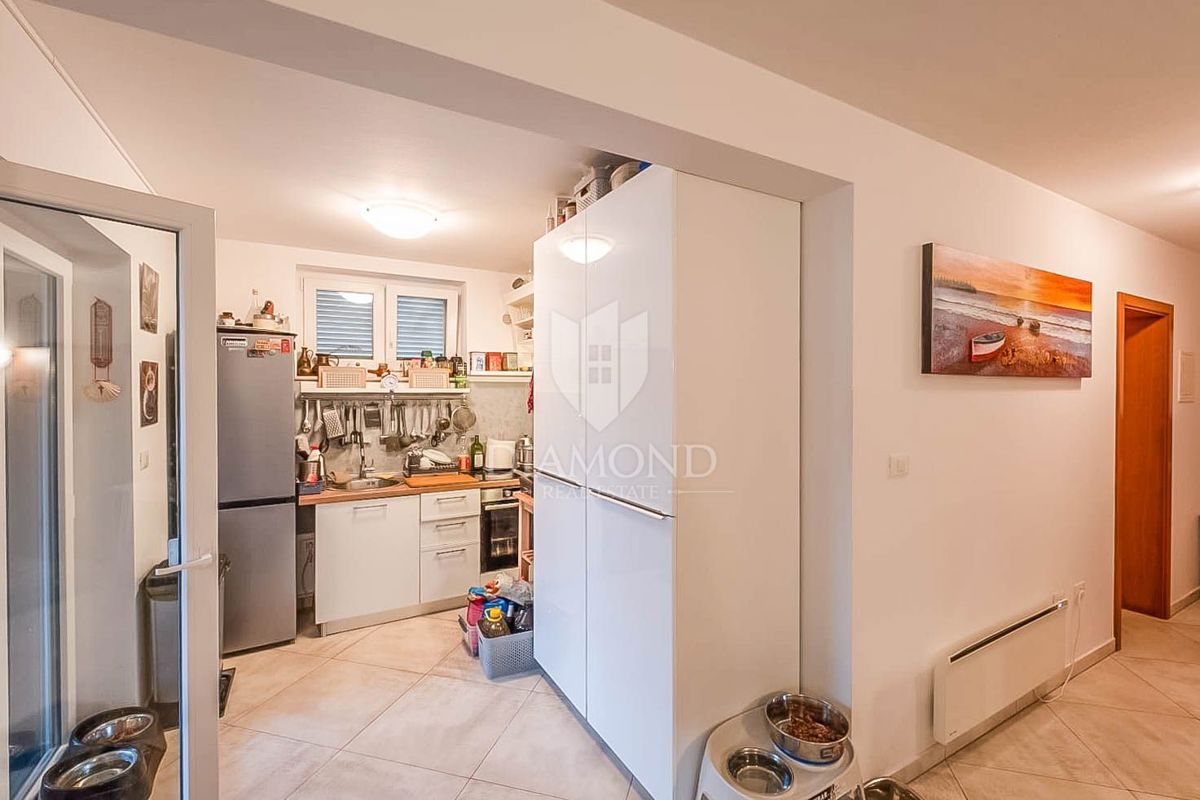 Stanovanje v Medulinu, oaza s teraso in bazenom, 200 m od morja