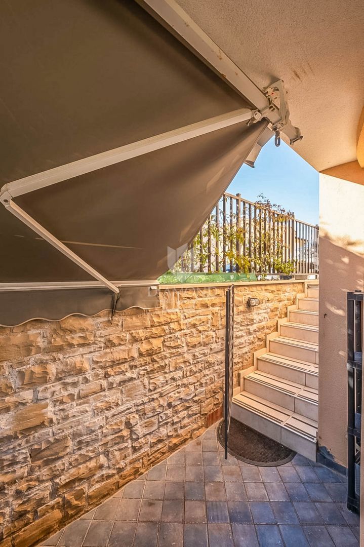 Stanovanje v Medulinu, oaza s teraso in bazenom, 200 m od morja