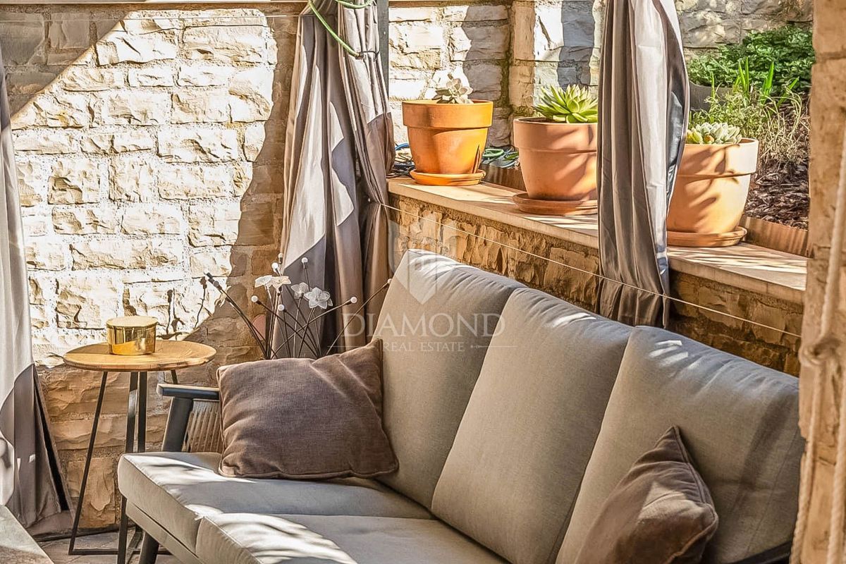 Stanovanje v Medulinu, oaza s teraso in bazenom, 200 m od morja