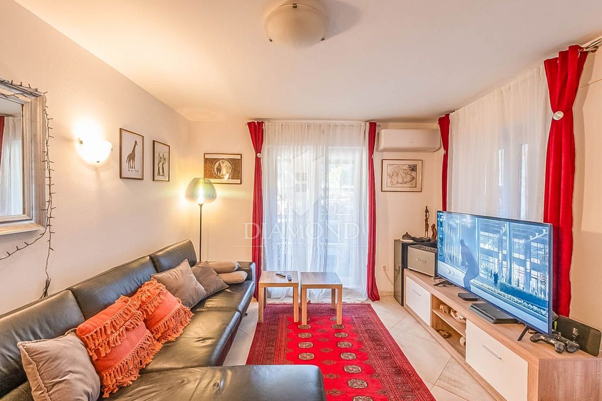 Stanovanje v Medulinu, oaza s teraso in bazenom, 200 m od morja