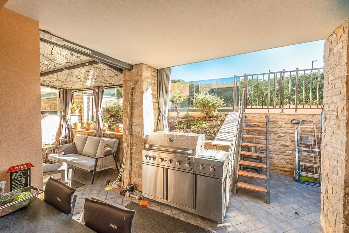 Stanovanje v Medulinu, oaza s teraso in bazenom, 200 m od morja