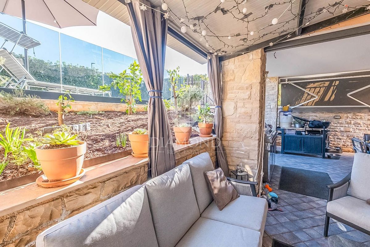 Stanovanje v Medulinu, oaza s teraso in bazenom, 200 m od morja