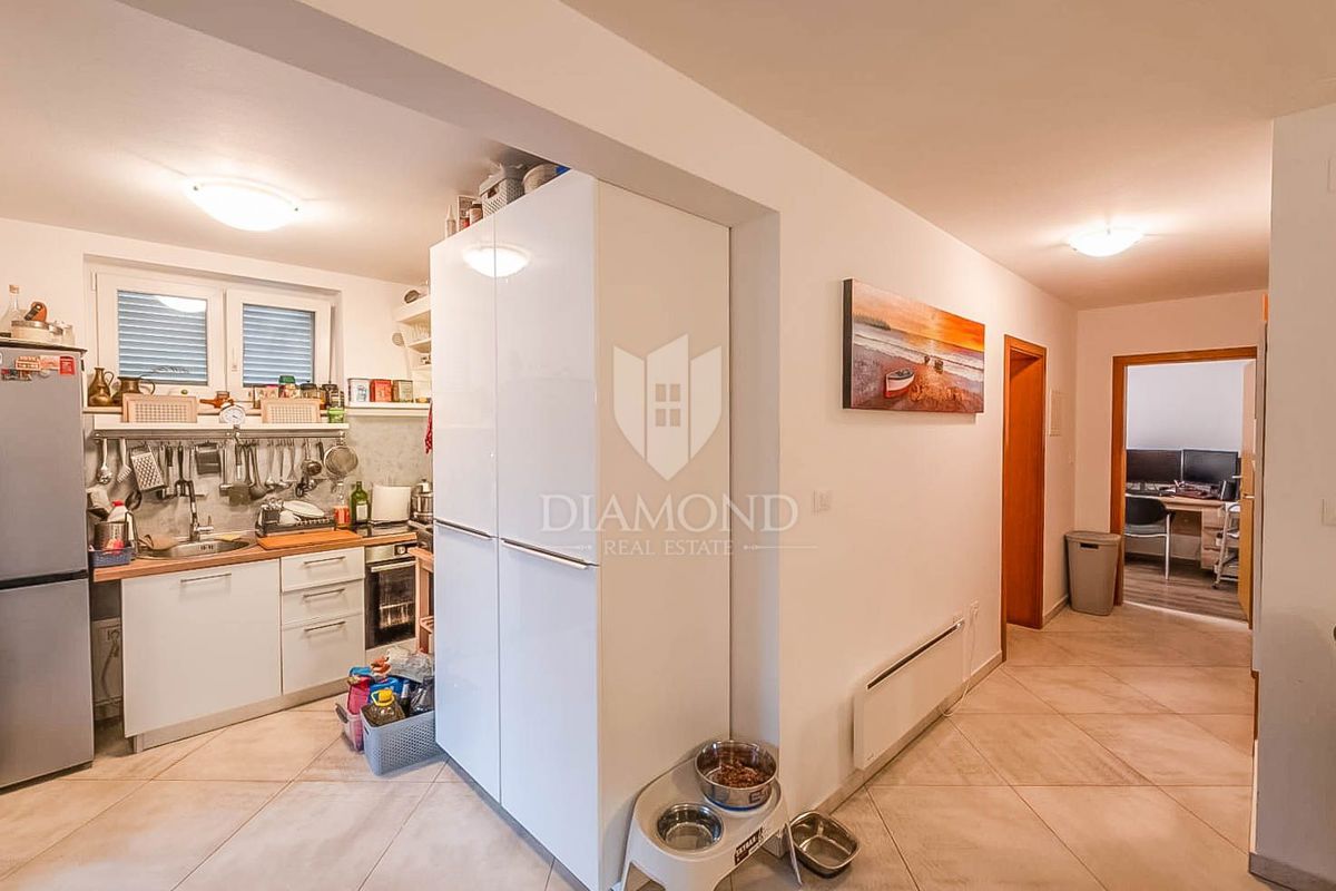 Stanovanje v Medulinu, oaza s teraso in bazenom, 200 m od morja