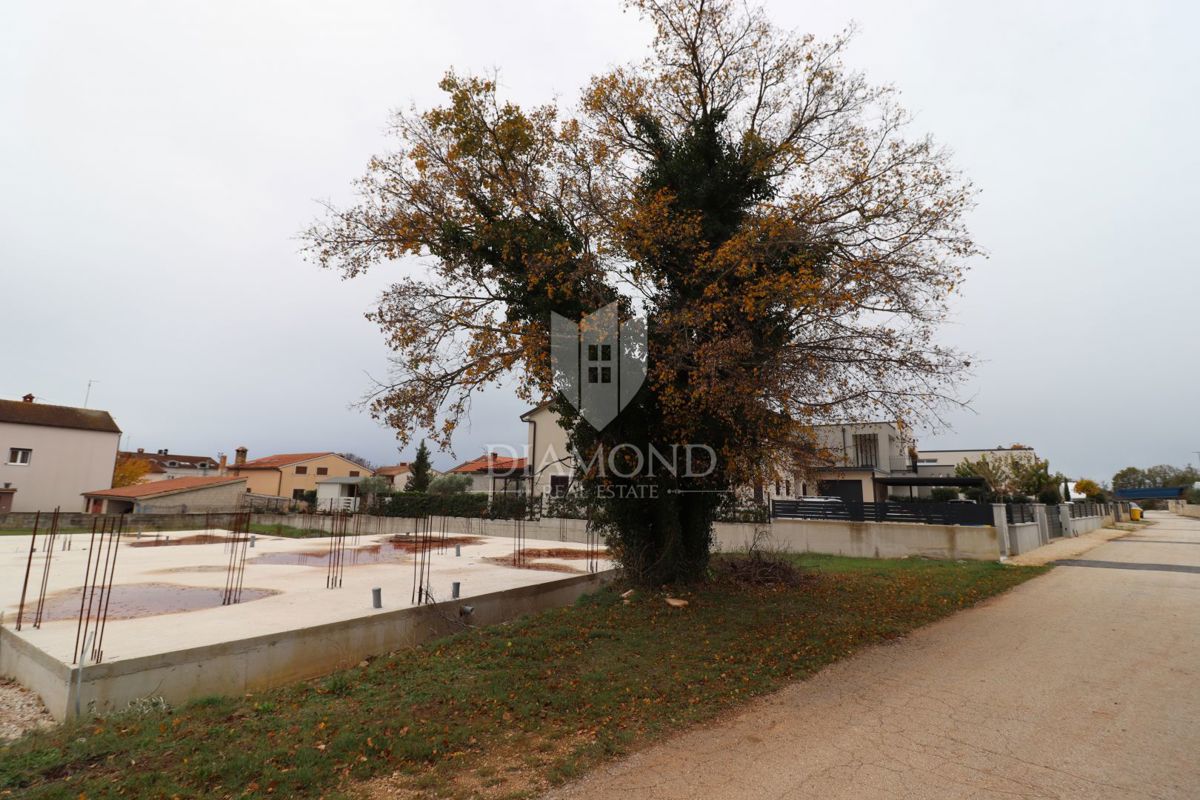 Bale, v bližini centra, zazidljivo zemljišče z dovoljenjem in projektom