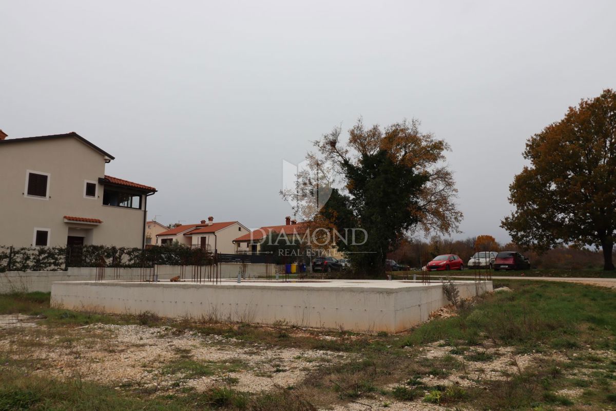 Bale, v bližini centra, zazidljivo zemljišče z dovoljenjem in projektom