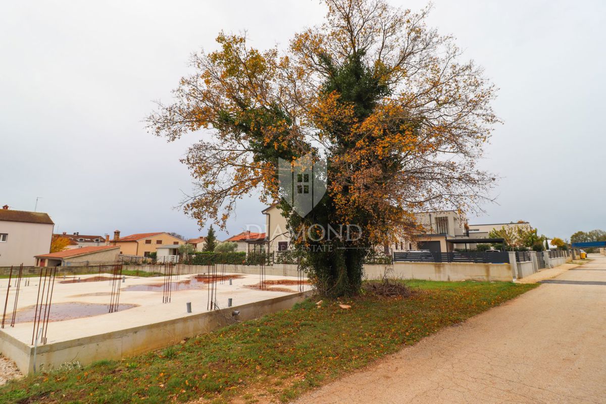 Bale, v bližini centra, zazidljivo zemljišče z dovoljenjem in projektom