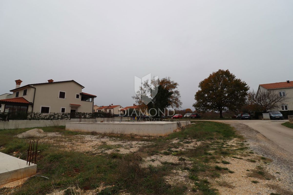 Bale, v bližini centra, zazidljivo zemljišče z dovoljenjem in projektom