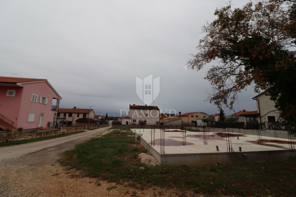 Bale, v bližini centra, zazidljivo zemljišče z dovoljenjem in projektom