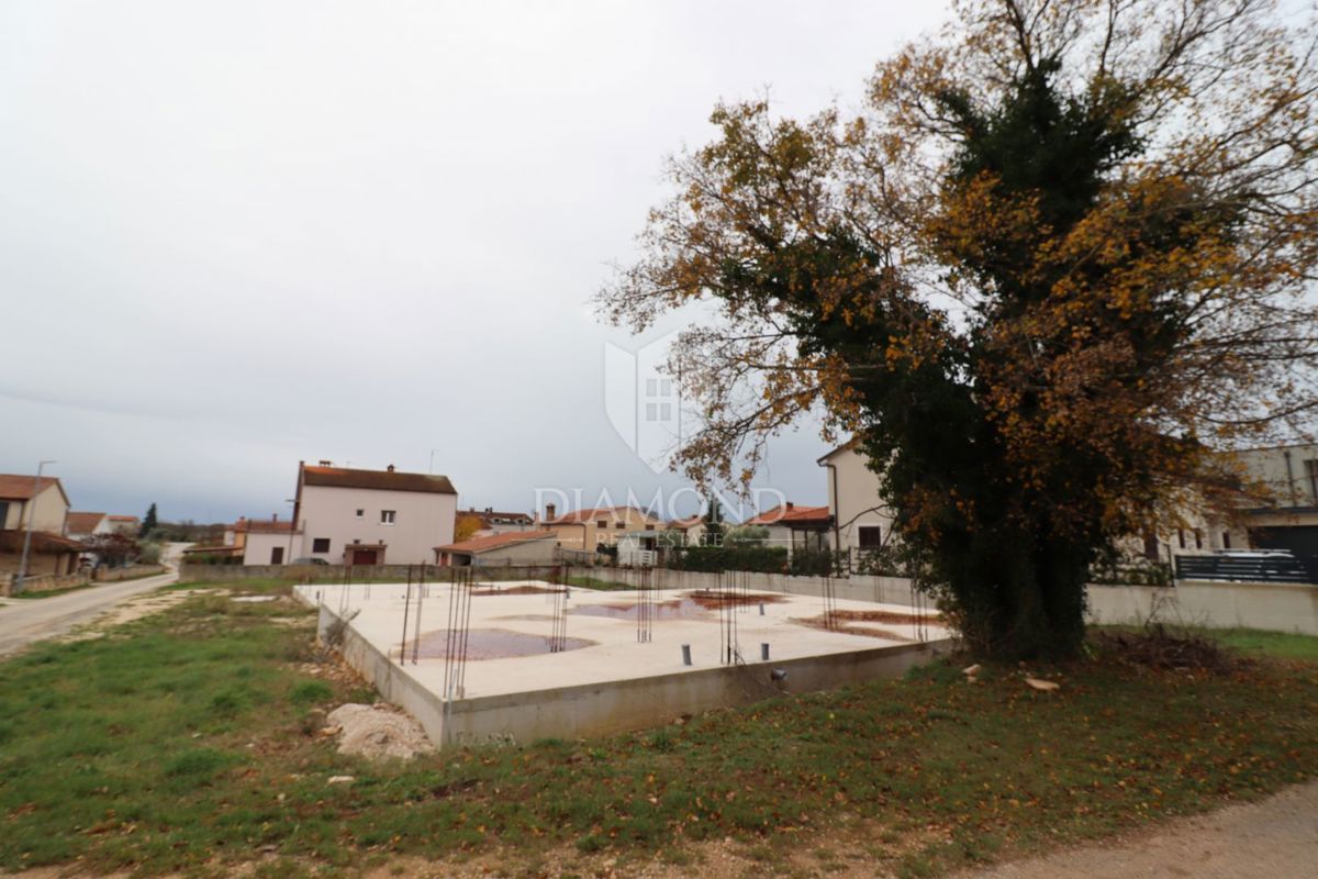 Bale, v bližini centra, zazidljivo zemljišče z dovoljenjem in projektom