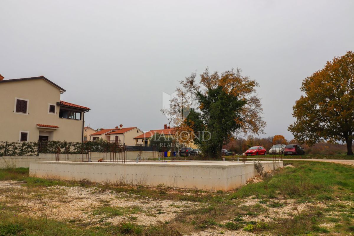 Bale, v bližini centra, zazidljivo zemljišče z dovoljenjem in projektom