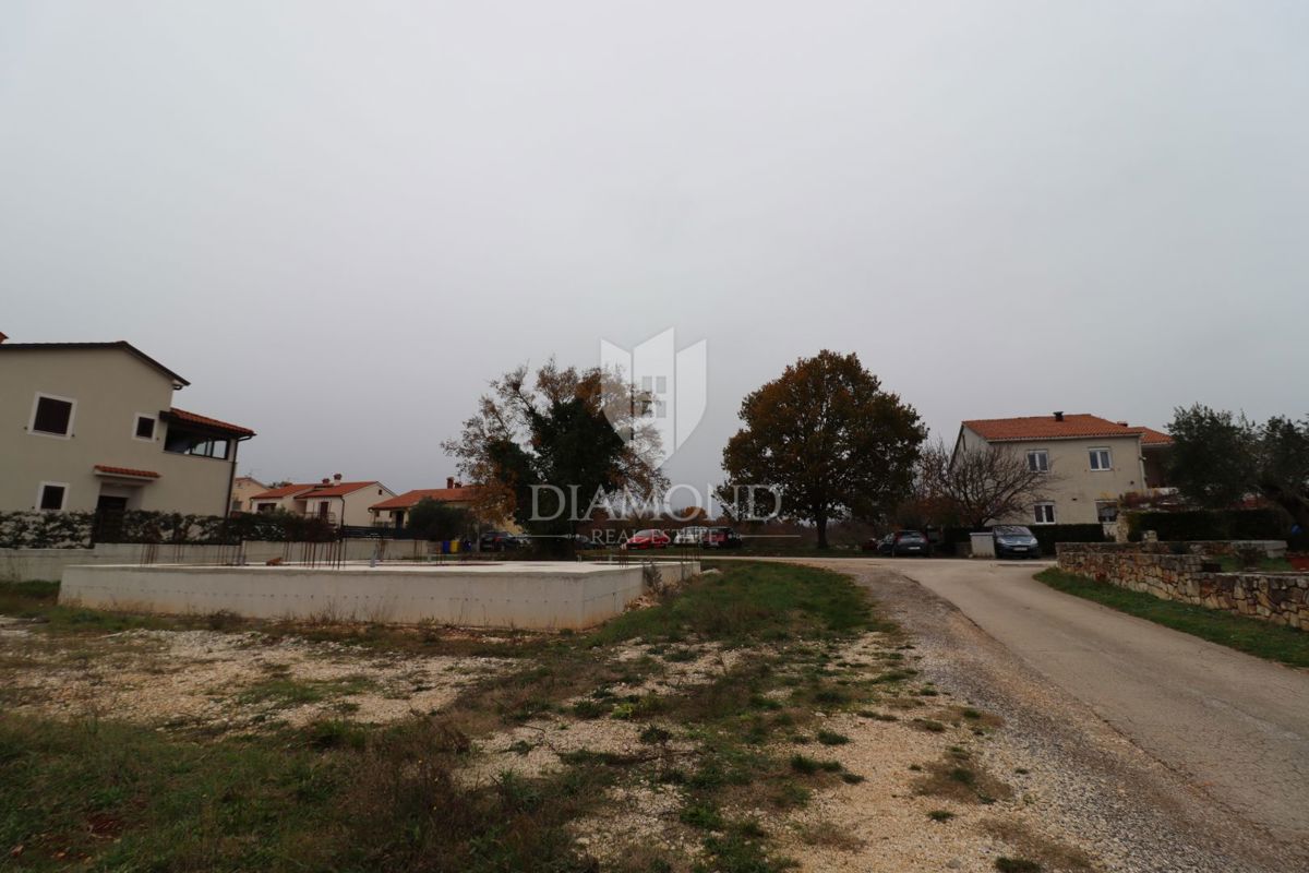 Bale, v bližini centra, zazidljivo zemljišče z dovoljenjem in projektom