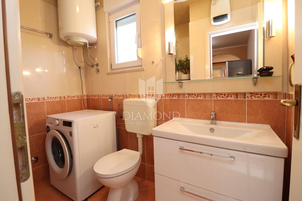 Poreč, hiša z dvema apartmajema in pogledom na morje