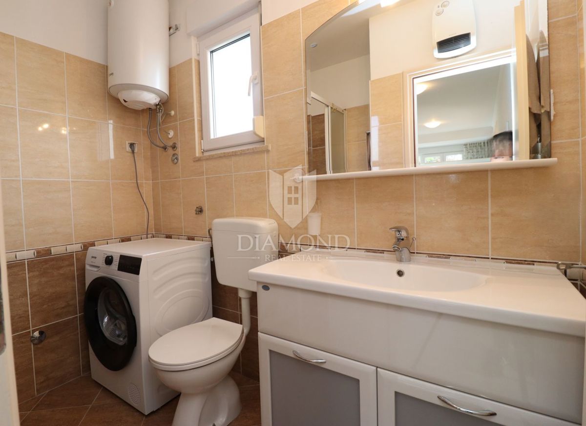 Poreč, hiša z dvema apartmajema in pogledom na morje