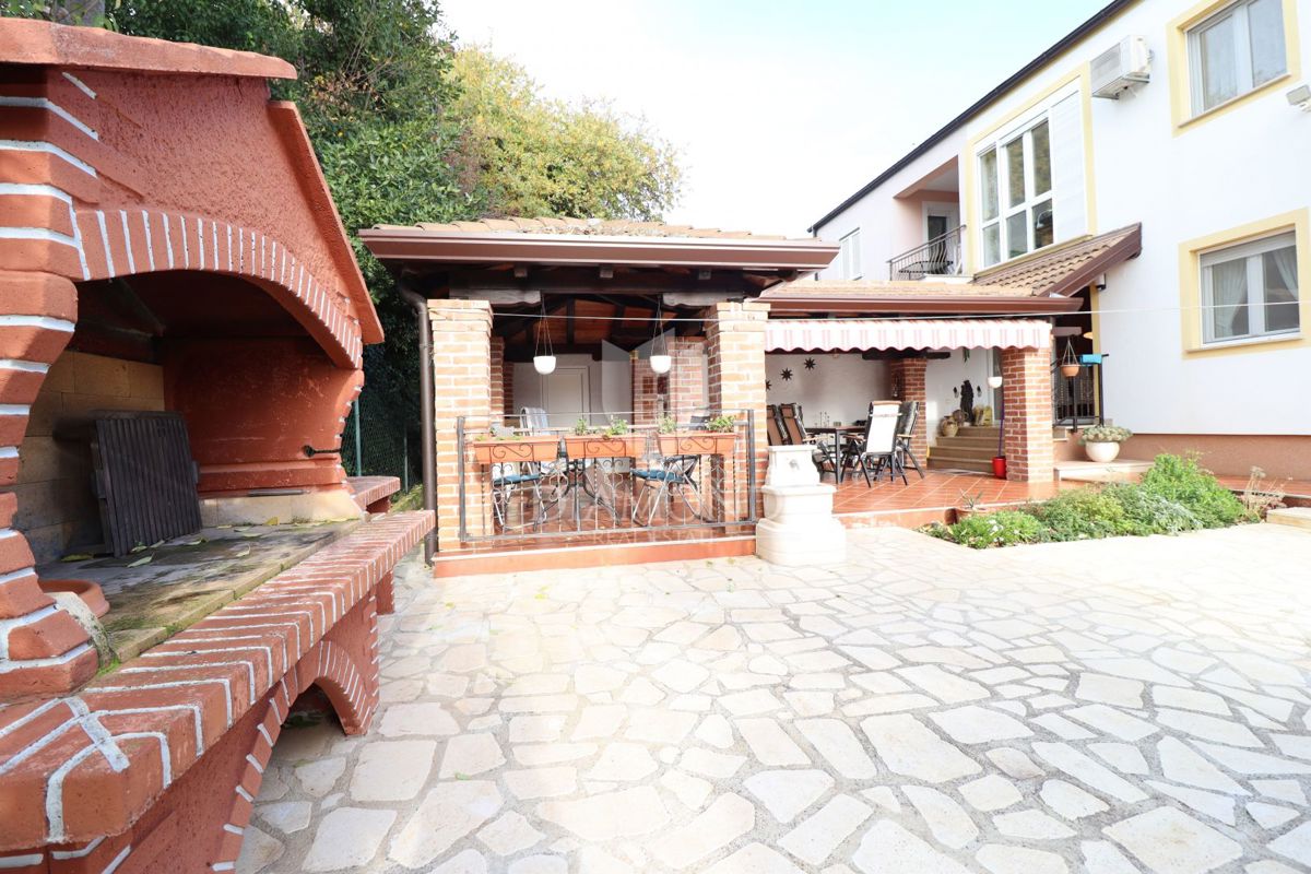 Poreč, hiša z dvema apartmajema in pogledom na morje