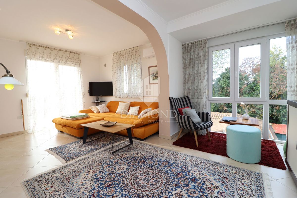 Poreč, hiša z dvema apartmajema in pogledom na morje