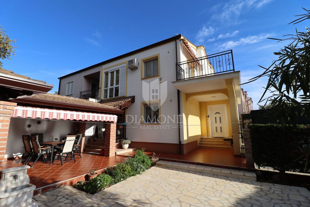 Poreč, hiša z dvema apartmajema in pogledom na morje