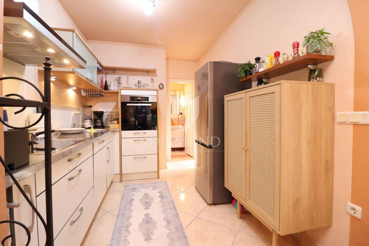 Poreč, hiša z dvema apartmajema in pogledom na morje