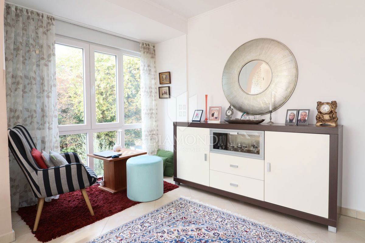 Poreč, hiša z dvema apartmajema in pogledom na morje