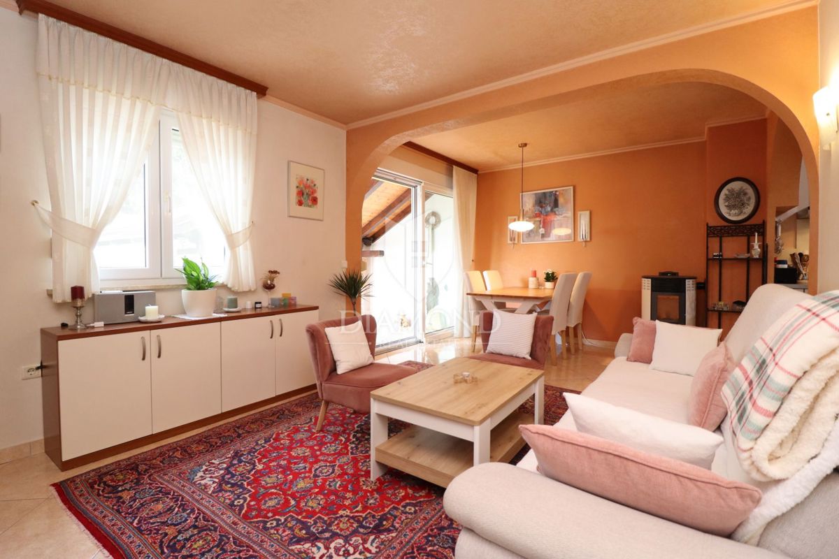 Poreč, hiša z dvema apartmajema in pogledom na morje