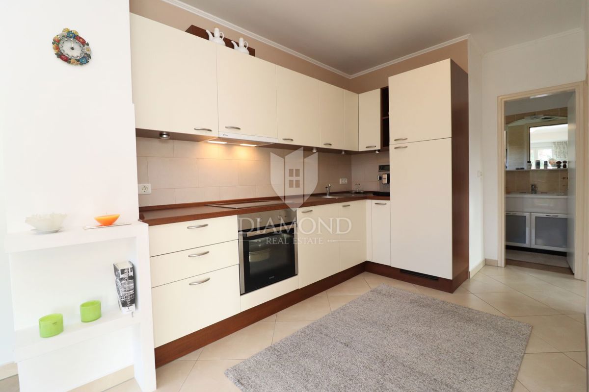 Poreč, hiša z dvema apartmajema in pogledom na morje