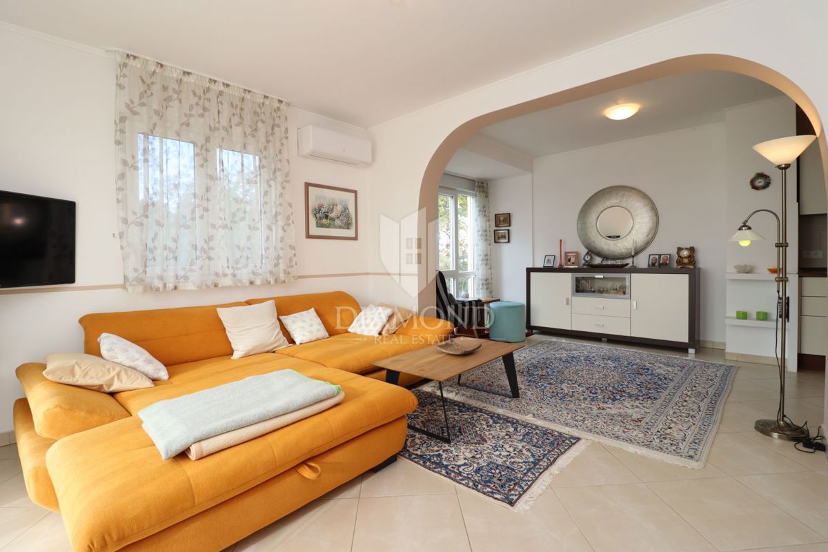 Poreč, hiša z dvema apartmajema in pogledom na morje