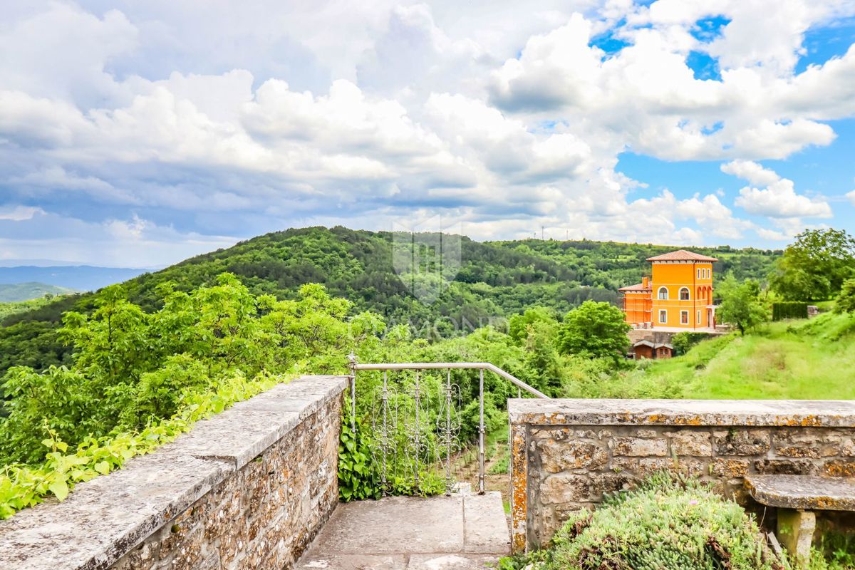 Oprtalj, hiša 139 m2 s čarobnim razgledom! 