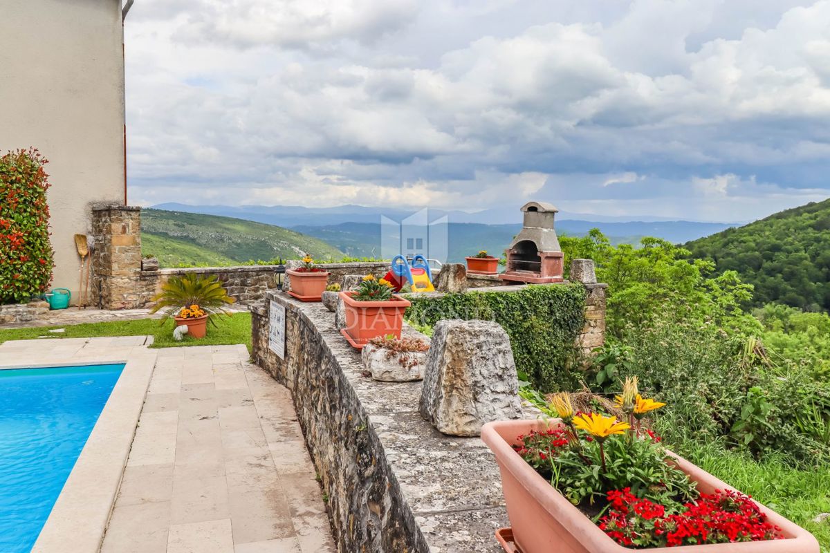 Oprtalj, hiša 139 m2 s čarobnim razgledom! 