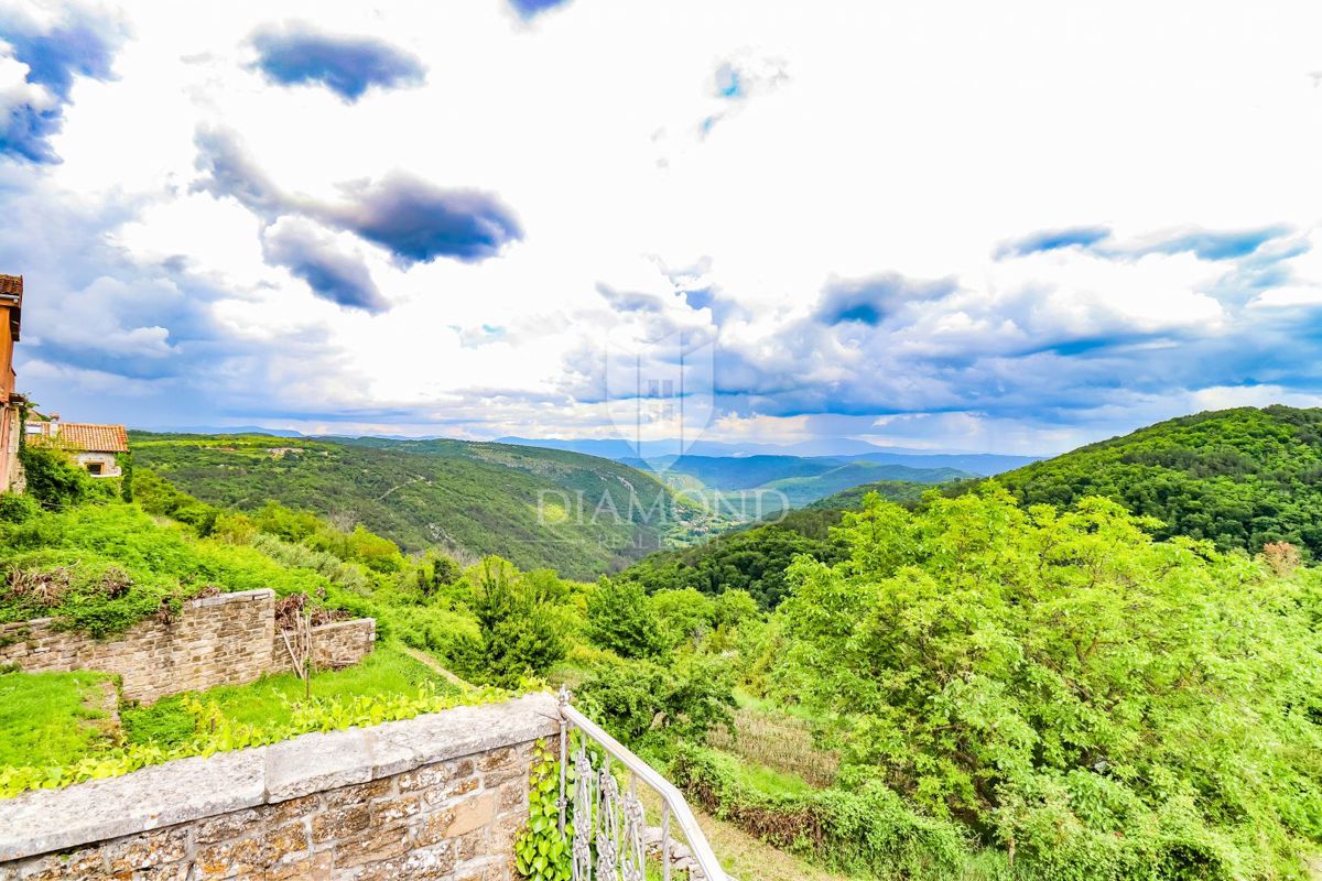 Oprtalj, hiša 139 m2 s čarobnim razgledom! 