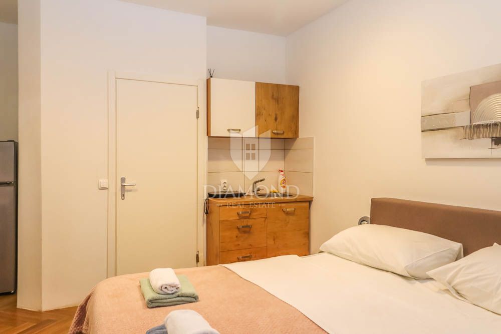 Pula, center, nadstropje s tremi stanovanjskimi enotami