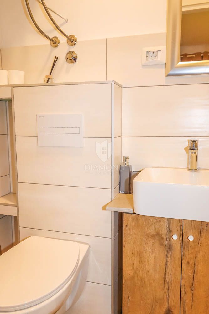 Pula, center, nadstropje s tremi stanovanjskimi enotami