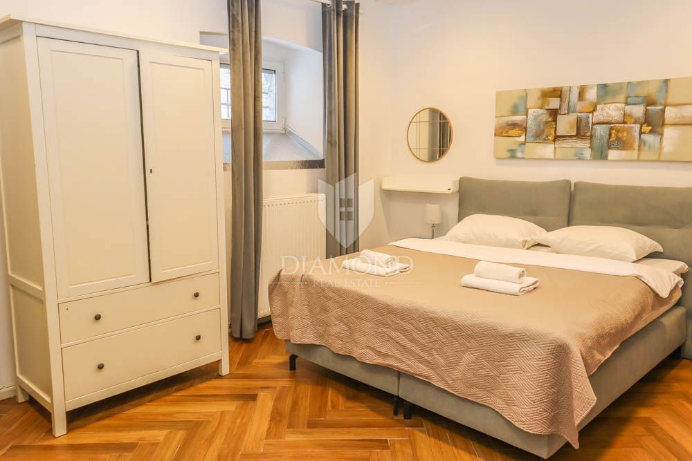 Pula, center, nadstropje s tremi stanovanjskimi enotami