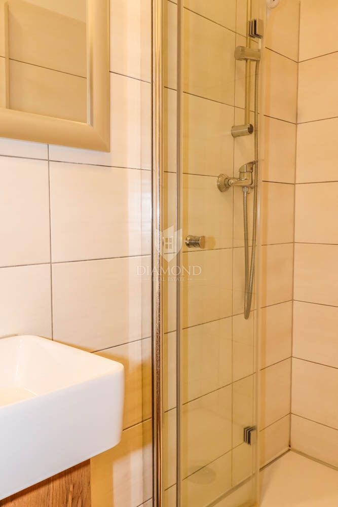 Pula, center, nadstropje s tremi stanovanjskimi enotami